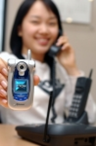 LG전자는 근거리 통신 표준 규격인「블루투스(Bluetooth) 1.2 버전」를 국내 최초로 적용한 유무선 결합 서비스용 업그레이드 『원폰』을 출시하며 국내 컨버전스(Converg