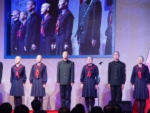 '2005 한일공동방문의 해' 공식 개막행사에서 일본극단 '에키'의 '우정'  출연진들이 축하공연을 하는 모습.