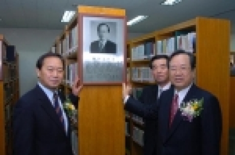 최원규 명예교수가 책을 기증했다.