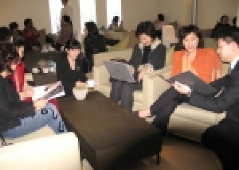 현대백화점 압구정본점에서 이달 초 생겨난 '컨시어즈 서비스룸'에서는 17일 '남성 컨시어즈'(오른쪽 남성직원)가 고객의 외부식당 예약주문을 받고