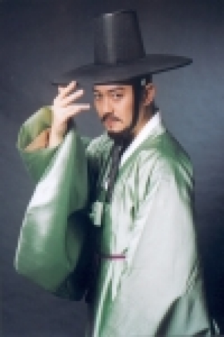 박용우는 수사관 원규(차승원)와 대립하는 동화도 제지소의 실권자 인권을 연기한다.