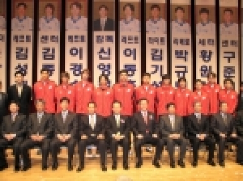 단체기념촬영(우로부터4번째:이기영그레이터스구단주대행,우로부터5번째:김관용구미시장)