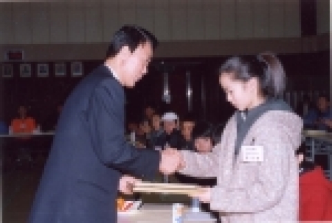 김윤주 군포시장이 우수체육인으로 선정된 리듬체조 부분 정수현(용호중) 학생에게 우수체육인 증서를 전달하고 있다.