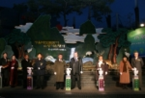 18일(금) 오후 6시 서울 인사동 남인사 마당에서 진행된'정월 대보름 맞이 `소망기원행사' 행사 사진이다. 십장생 점등식장면이며 왼쪽부터 인사동문화보존협회 공창