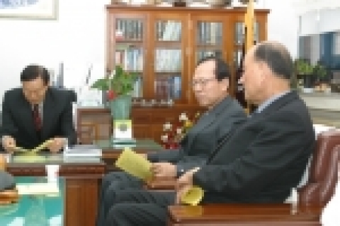 나정웅 광주과학기술원이 원장상을 직접 수여하기 위해 18일 미산초등학교를 방문해 김우규 교장 및 김덕용 운영위원장과 환담을 나누고 있다