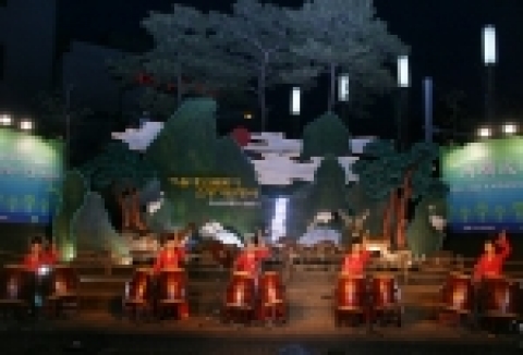 18일(금) 오후 6시 서울 인사동 남인사 마당에서 진행된'정월 대보름 맞이 `소망기원행사' 행사를 열었다. 사진은 십장생 점등식 축하공연 장면이다