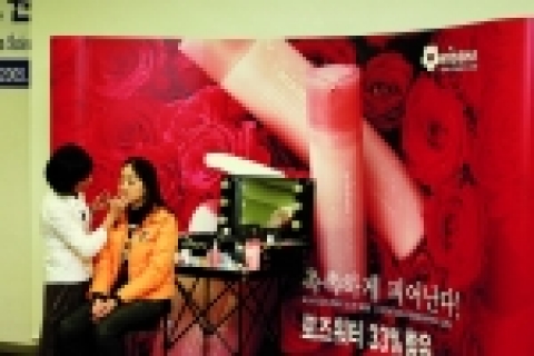  미샤(MISSHA)를 제조, 판매하는 에이블씨엔씨가 19일 오후 2시 이화여자대학교 포스코관에서 대학 새내기들을 위한 메이크업(make-up) 강좌를 진행했다.
