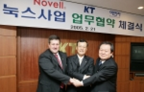 KT는 21일 분당 본사에서 노벨, 이엔지와 리눅스 사업 추진을 위한 업무협약을 체결했다. 왼쪽부터 노벨 David Lenz 아태부사장, KT 임덕래 SI/NI사업단장(상무보), 