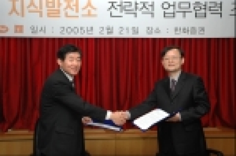 사진 왼쪽이 한화증권 리테일MU 박난춘 상무와 오른쪽이 엠파스 박태웅 부사장.한화증권빌딩 6층 회의실에서 상호 전략적제휴 조인식을 갖고 기념 촬영