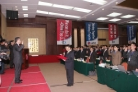  LG전자 중국지주회사가 21일 베이징에서  중국 지역 내수 영업 목표 달성을 위한 결의 대회를 가졌다. 사진은 LG전자 중국 지역 관리자급 영업 인력들이 올해 목표 달성을 위해 