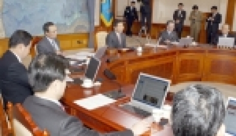 노무현 대통령이 국무회의를 주재하고 있다.