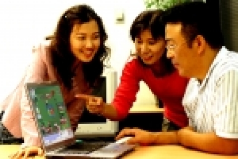 네오위즈 게임 전문 사이트 피망(www.pmang.com)에서는 지난 달에기록한 20만 명에 이어 27만 명의 동시 접속자를 달성했다.