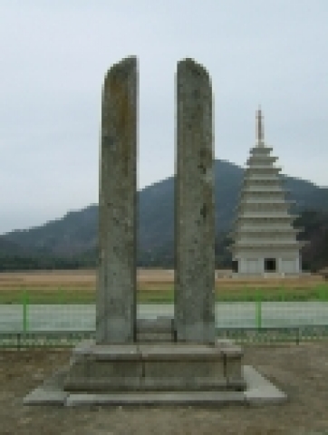 전북 익산시 당간지주와 새로지은 동탑