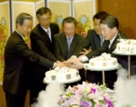 22일 가진 LG브랜드 출범 10주년 축하행사에서 구본무회장을 비롯 한 LG최고경영진들이 케익커팅을 하고 있다. 사진 좌로부터 이수호 LG상사 부회장, 강유식 (주)LG 부회장, 