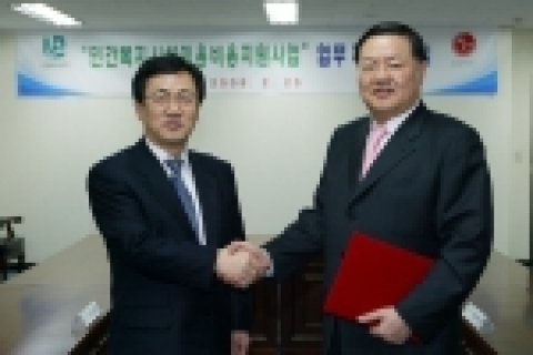 박해춘 LG카드 사장(오른쪽)과 방용석 근로복지공단 이사장이 23일 오전 근로복지공단 회의실에서 '민간복지시설 이용비용지원사업'업무협약을 체결한 뒤 악수하고 있다