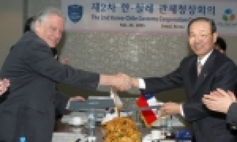 김용덕 관세청장(사진 오른쪽)은 23일 서울신라호텔에서 라울 알라드 칠레 관세청장과 한칠레 FTA 성과 및 양국간 협력방안에 관해 논의하고 세관상호지원협정의 조속한 체결 등에 합의