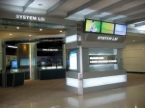 경기도 기흥에 있는 삼성전자 시스템 LSI 쇼룸에서 디지털DNA가 자체 개발한 전시회 전용 디지털 사인 솔류션 ‘인포웍스’를 이용해 멀티영상을 비롯한 각종 영상물을 동시에 운영하고 있다.