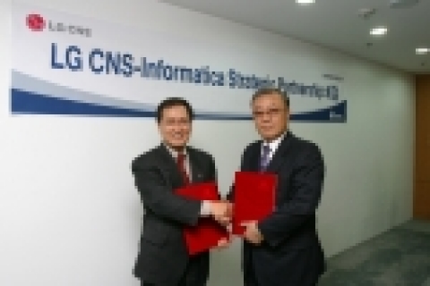 LG CNS는 세계적인 데이터통합 솔루션 공급업체인 인포매티카와 데이터통합 부문의 전략적 비즈니스 파트너로서 협업한다는 내용의 상호 계약을 체결했다. 사진 왼쪽부터 LG CNS 금