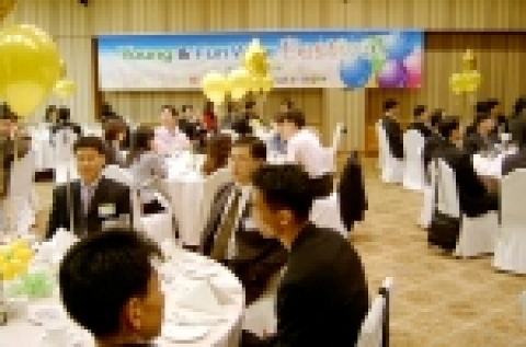 조흥은행은 영업점 창구 직원과 거래기업 고객직원이 함께하는 와인행사인‘Young & Fun Wine Festival ’을 개최했다