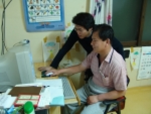 겨울방학을 맞아 KT에서는 ‘대학생 농촌 IT자원봉사’ 일환으로 자원봉사자를 모집, 서강대 동아리 렌즈 학생들이 경기  도 연천군 38선 정보화 마을을 방문하여 지역 주민들을 대상