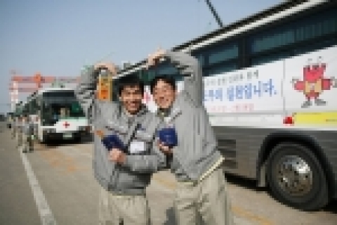 헌혈을 마친 신입사원들