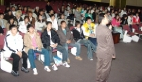 경남은행이 지난 24일(목) 오전 11시부터 2시간 여 동안 남해전문대학 인터넷비지니스정보학과 100여명의 학생을 대상으로 경제 및 금융교육을 실시하였다 