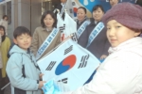 신한은행은 삼일절을 맞아 어린이들에게 작년에 이어 태극기를 나눠주는 행사를 실시했다.