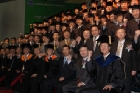 삼성전자 공과대학교 제3회 졸업식에서 황창규 총장(반도체총괄사장, 오른쪽에서 다섯번째) 신명철 성대 부총장(오른쪽에서 여섯번째), 권오현 시스템LSI 사업부 사장(오른쪽에서 네번째