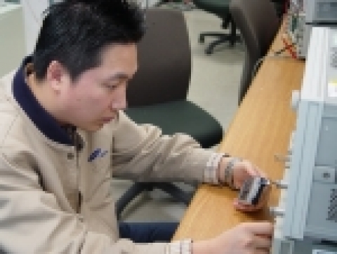 삼성전자 정보통신 연구소에서 한 연구원이 휴대폰을 테스트하고 있다.