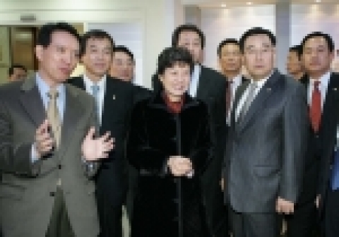 2월24일 금일 지수가 큰폭으로 상승하자 박근혜대표 일행이 환한 웃음을 짓고 있다