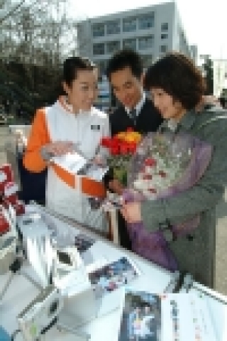 2월24일, 열린 한양대학교 졸업식에 참석한 유종현씨(신소재공학과)가 HP포토 행사장에서 연인과 다정하게 찍은 졸업사진을 포토프린터로 바로 뽑아 즐기고 있다. (유종현씨는 신소재공