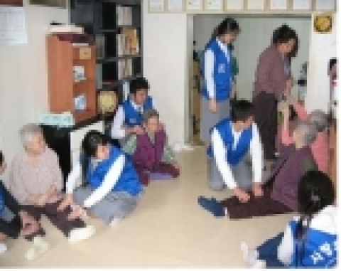  2005. 2. 24. 봄방학을 맞이하여, 법무부 의정부보호관찰지소(소장 천종범)가 마련한 사회봉사체험의 일환으로 양주 덕정고 권상희양(2년) 등 23명이 실로암 천사의 쉼터 양