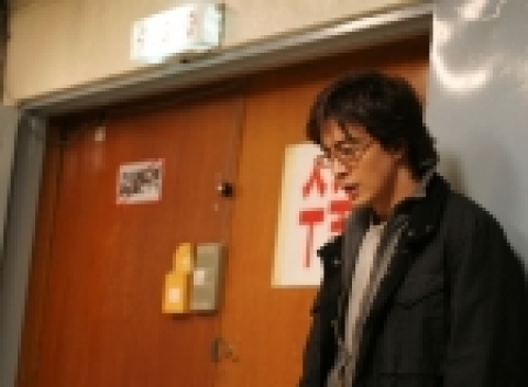촬영 이전부터 각국 언론의 초미의 관심이 되고 있던 허진호 감독의 신작'외출' (영문제목: April Snow>)의 아시아 배급사들이 결정되었다. 