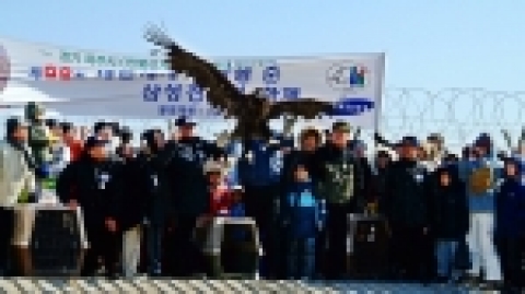 삼성전자가 조류보호 활동에 앞장서며 「새들에게 희망을」환경 보호 활동을 펼치고 있다. 삼성전자는 강원도 파주군 중부전선에서 삼성전자와 한국조류보호협회가 마련한 「겨울철새 모이주기」