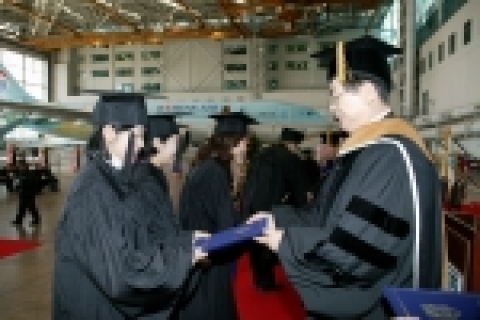 25일 오전 서울 공항동 대한항공 본사빌딩에서 열린 정석대학 제 4회 학위수여식에서 한진학원 이사장 조양호 회장이 졸업장을 수여하고 있다.