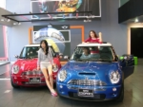 BMW 그룹 코리아(대표이사 김효준)는 25일(금) BMW 그룹의 프리미엄 컴팩트카 미니(MINI)의 첫 국내 출시를 기념해 논현동 미니 전시장 오픈과 함께 국내 출시 모델인 MI