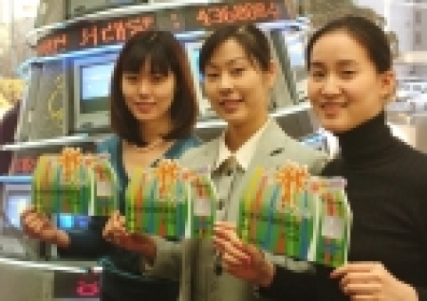 은행직원과 고객들이 '프리스타일'카드를 들고 활짝웃고 있는 모습임.