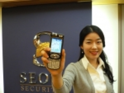 서울증권 직원이 PDA에 실시간으로 구현되는 증권차트정보 화면을 소개하고 있다.