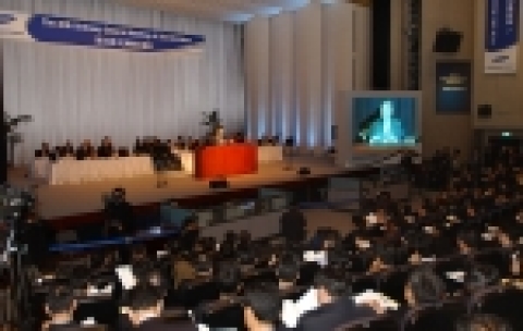 지난해 사상 최대의 경영성과를 달성하며「순이익 100억불 시대」를 열었던 삼성전자가 28일 제36기 주주총회를 호암아트홀에서 개최했다. 지난해 순이익, 배당총액, 법인세에서 「트리