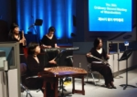 지난해 사상 최대의 경영성과를 달성하며「순이익 100억불 시대」를 열었던 삼성전자가 28일 제36기 주주총회를 호암아트홀에서 개최했다. 지난해 순이익, 배당총액, 법인세에서 「트리