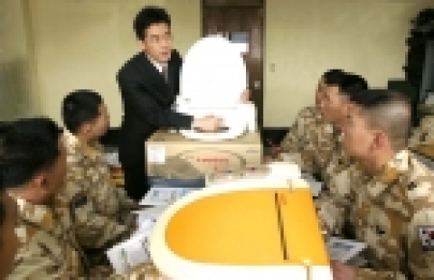 이라크로 파병예정인 자이툰부대원이 웅진코웨이개발 교육팀 강사의 비데설치 및 A/S강의를 청강하고 있다.