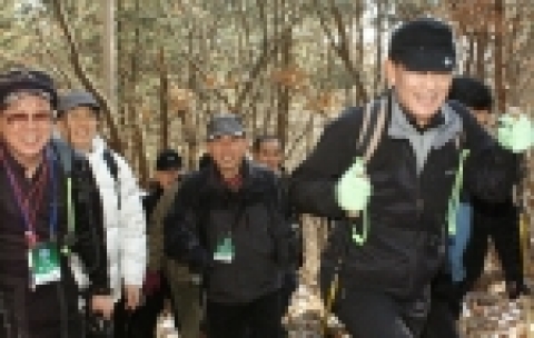김승유 하나은행장이 한마음의 날 마운틴 축제 행사의 여러 프로그램중 하나인  운길산 등반을 위하여  400여명의 임직원과 함께 산행하는 모습으로 산정상 가까이 에서 촬영한 모습임