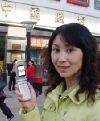 3월1일로 SK텔레콤의 중국내 합작법인인 UNISK(중국명 聯通時科新息技術有限公司가 중국에서 무선인터넷 서비스를 상용화한 지 1년을 맞는다. 사진은 중국에서 UNISK 가입자가 ‘