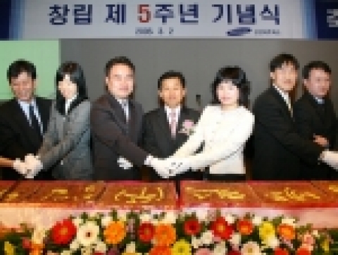 정보통신서비스전문기업 삼성네트웍스(사장 박양규)가 3월 2일 창립 5주년을 맞아 코엑스 그랜드 볼룸에서 기념식을 갖었다. 사진은 기념식 행사 중 임직원과 사원대표가 함께 창립 5주