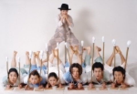 극단상상의 「동물농장 프로젝트 1 – 화이트」가 2005년 4월 1일(금)부터 2005년 5월 29일(일)까지 대학로 ‘예술극장 나무와 물’에서 이미지 극 “웃기는 돼지들”의 이름으로 새롭게 선보인다.