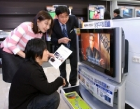 삼성전자 디지털 슬림TV가 출시 열흘만에 3,000대 이상 판매되는 등 폭발적인 반응을 얻고 있다. 염창동에 위치한 삼성전자 디지털플라자를 찾은 고객들이 디지털 슬림TV에 대한 설