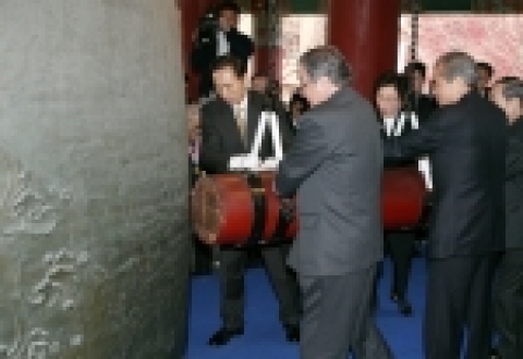 2005년 제86회 3.1절 타종행사에서 이명박시장을 비롯하여 타종행사참여인사들이 타종하였다