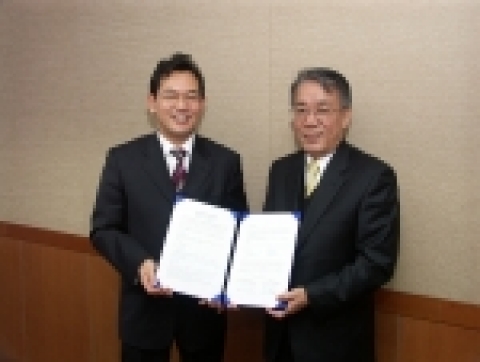 대우정보시스템 박경철 대표이사(사진 오른쪽)와 핸디소프트 김규동 대표이사가 비즈니스프로세스관리(BPM) 사업에 공동 협력하기로 합의하는 내용의 양해각서를 체결했다.