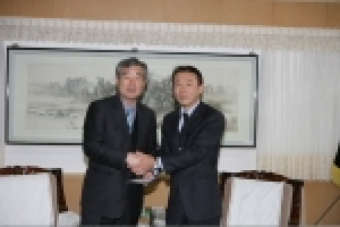 광산구 대촌 출신으로 자수성가했던 故 송태훈 옹(82)은 타계하기 전 전남대병원에 입원해 있으면서 유족들에게 전남 의대에 1억원의 장학기금을 기탁하라는 뜻을 남겼고, 유족들은 3일 오전 9시 전남대를 방문해 강정채 총장에게 기탁금을 전달했다.