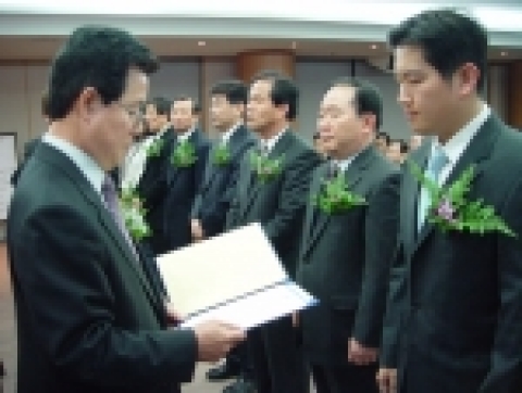 왼쪽 김희대 역삼 세무서장, 오른쪽 서원일 넥슨 대표